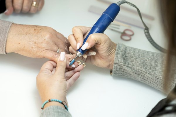 Mini ponceuse à ongles : guide pour une manucure parfaite