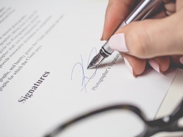 Fausse signature : risques et conséquences juridiques majeurs